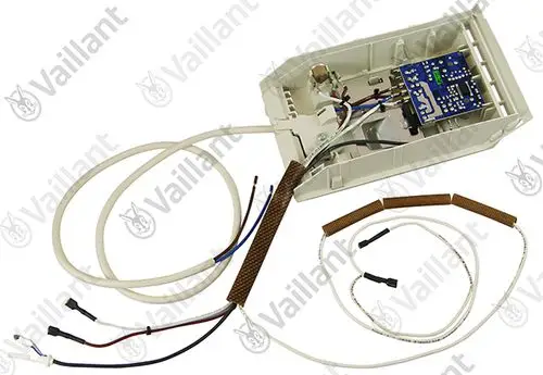 Vaillant Regelgerät mit montierter Platine und mehreren Anschlusskabeln in einem Gehäuse, umgeben von verschiedenen Verbindungselementen.